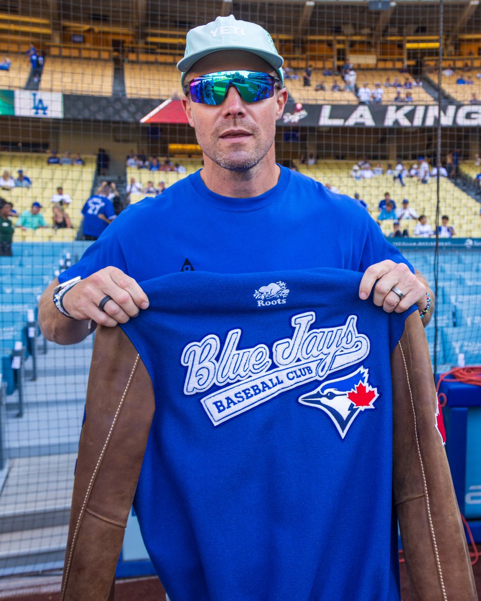 Green Arrow looks fantastic in blue 🏹

Thanks for ALWAYS supporting the squad, @StephenAmell!