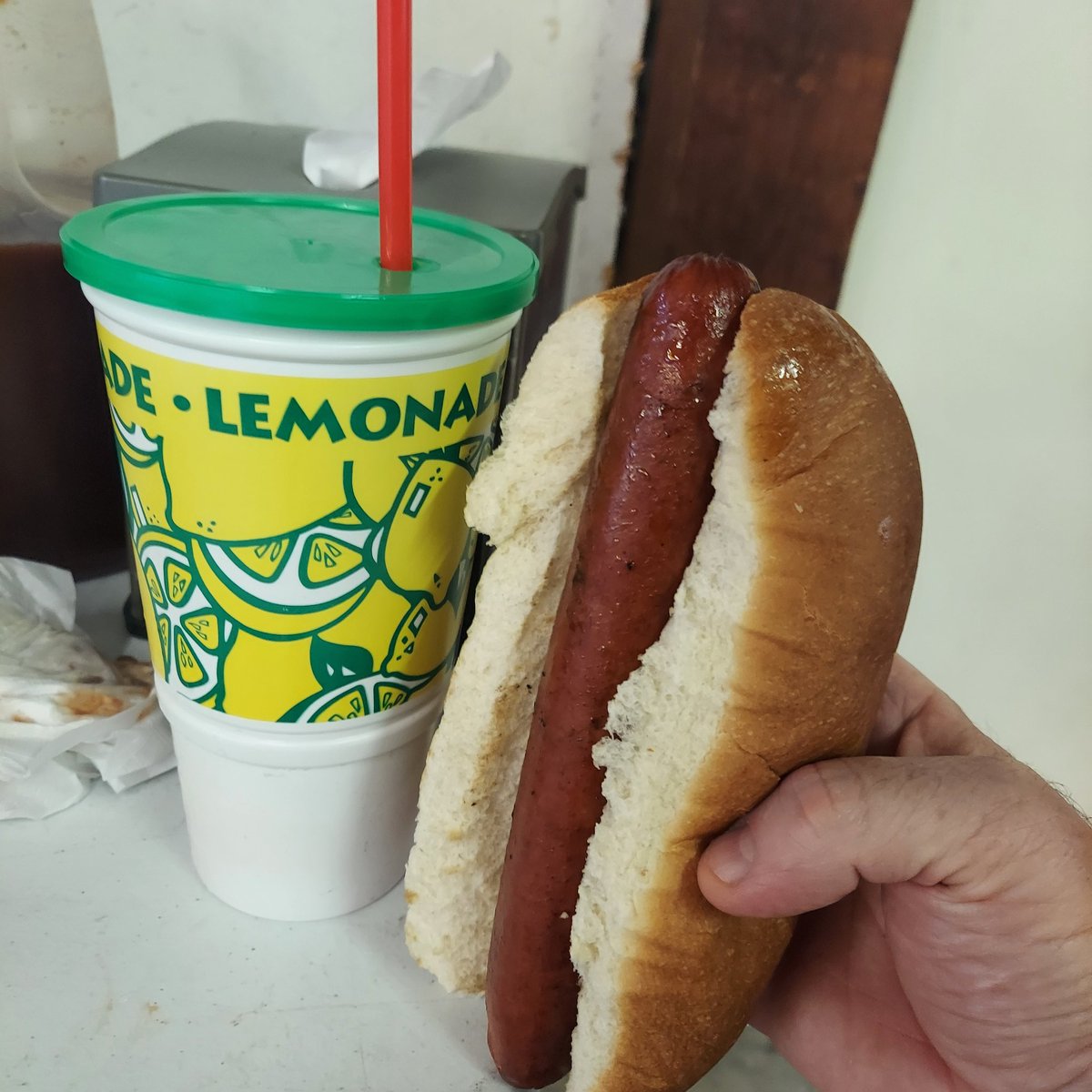 COwsley33's tweet photo. #SnackinWithOrtega #StillLife #ShittyHotDogs #MonsterSize 
 32oz cup for scale
#JohnsonCountyFair https://t.co/6YRG4dkYf1