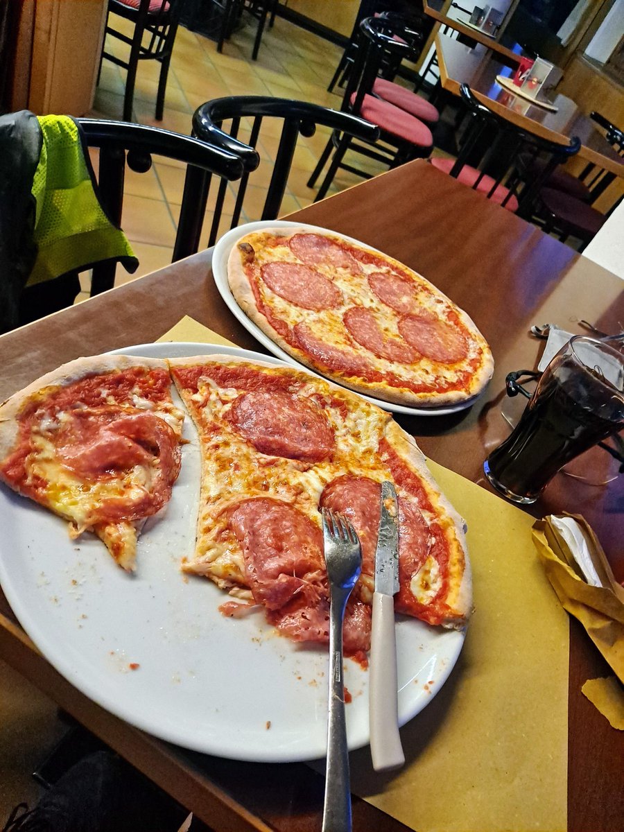 kaimikko's tweet photo. Ennätin iltapäivästä ensimmäiselle rastipisteelle Livignoon. Isoja ylämäkiä ja kylmiä alamäkiä. Nyt illan päätteeksi sain kammettua itseni vielä Stelvion päälle parille pitsalle. Otti koville. #tcrno9 https://t.co/qXaPqbVrKn