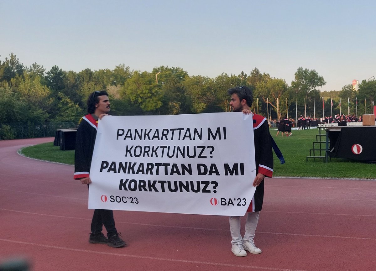 hypatiame's tweet photo. odtü'23 mezuniyet ve birbirinden iyi pankartlar serisine hoş geldiniz...🫠 https://t.co/QyMr30kMp9