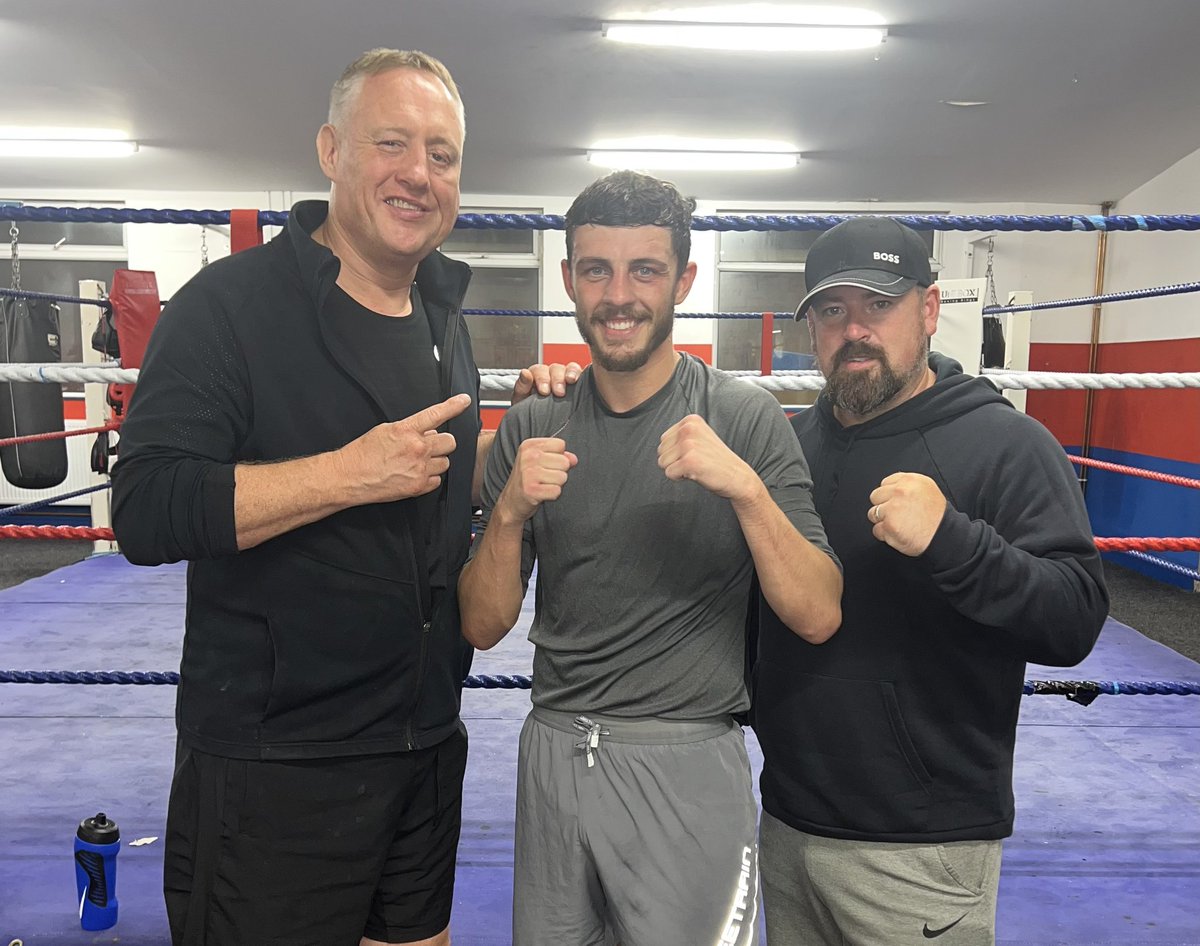 Birmingham’s top Lightweight prospect &amp; former GB amateur star <a href="/wacka_farrell/">Niall Farrell</a> looking super fit &amp; incredibly sharp tonight under the watchful eye of trainer/Dad PaddyFarrell at their 2nd City Kingstanding Gym
Niall will be fighting on our next <a href="/ExcelsiorSc1/">The Excelsior Sporting Club</a> Show on 28th Sept