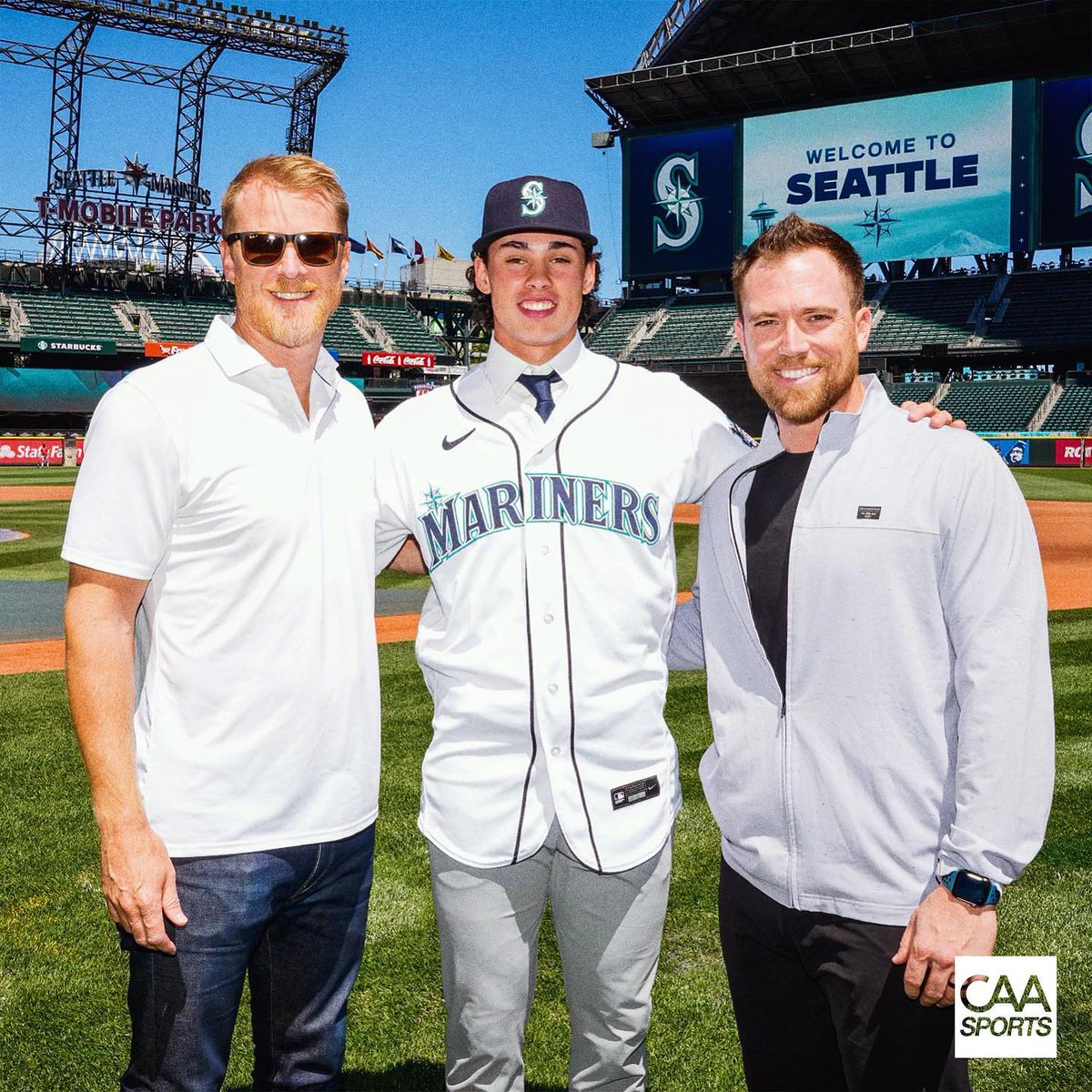 🚨 Jonny Farmelo officially arrived in Emerald City! 🚨

A Mariners’ first-round selection and 29th overall pick in this year’s MLB Draft made it official in Seattle.