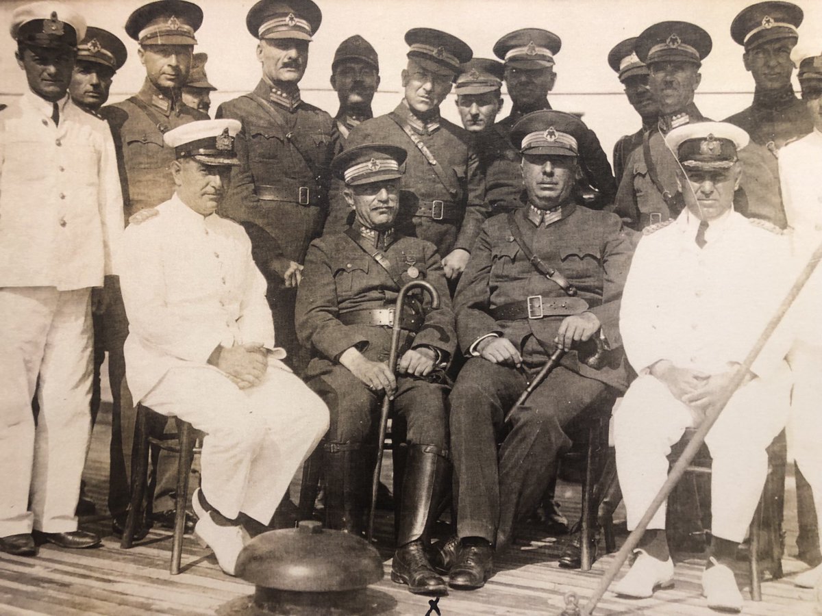 İcra edilen manevralarda Orgeneral Cevat Çobanlı ve Orgeneral Fahrettin Altay paşa karacı ve denizci subaylarla beraber. 1930