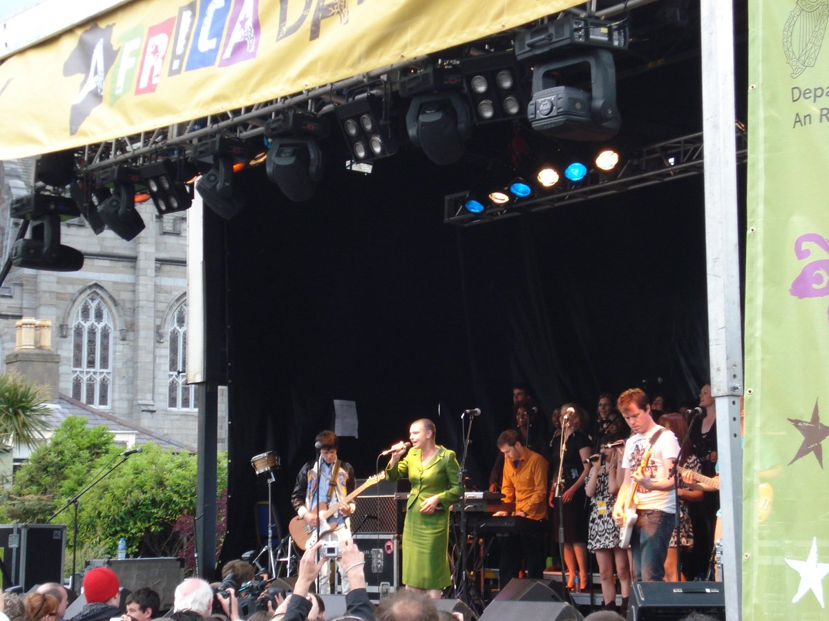 RIP star singer, wordsmith, musician @SineadOConnor #SineadOConnor @AfricaDay 2008. Was a super performance. Spoke with her briefly that day, 25.5.08, she in great form @Concern @dfatirl @Irish_Aid @irishmusicparty @hotpress @NicolaBrennan18 @VincentONIRL @carolmorgan11 @TG4TV https://t.co/MxPaLDo8HG