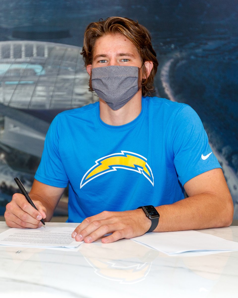 chargers's tweet photo. y'all think he did this on purpose 🥹 https://t.co/RAGSJgL5K9