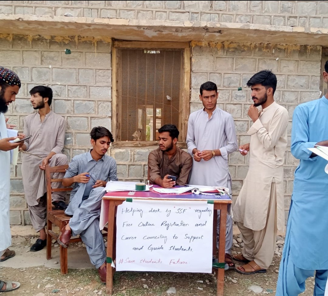 SSF_Official1's tweet photo. سیو اسٹوڈینٹس فیوچر کے نمائندے بوائز ڈگری کالج خضدار میں گزشتہ دس روز سے جاری ہیلپنگ ڈیسک میں طلبہ کی مدد و رہنمائی اور کیریئر کاونسلنگ کرتے ہوئے۔
#RightCareerBrightFuture

https://t.co/Dz0InN2zSu https://t.co/6T5WuBZuwD