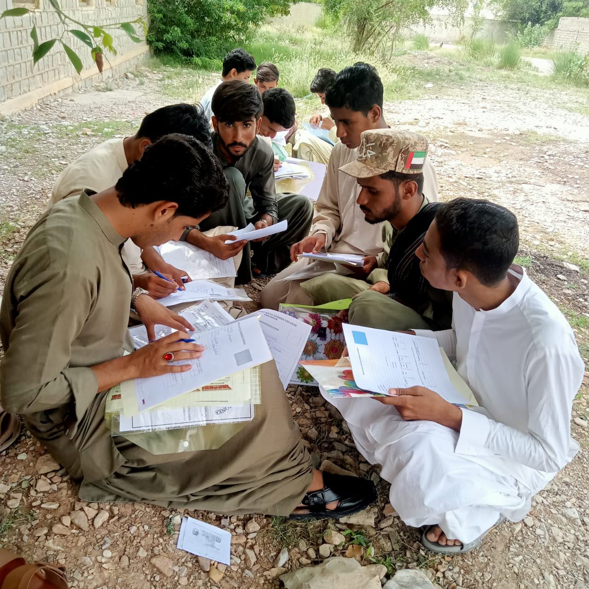 SSF_Official1's tweet photo. سیو اسٹوڈینٹس فیوچر کے نمائندے بوائز ڈگری کالج خضدار میں گزشتہ دس روز سے جاری ہیلپنگ ڈیسک میں طلبہ کی مدد و رہنمائی اور کیریئر کاونسلنگ کرتے ہوئے۔
#RightCareerBrightFuture

https://t.co/Dz0InN2zSu https://t.co/6T5WuBZuwD