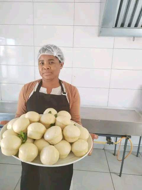 LeratoPillayZA's tweet photo. " She makes dumpling burgers 🙌🏽🙌🏽

Meet Petunia Thebe from Cosmo City township. She has recently opened a dumpling restaurant called COSMCOSMO DumplingspCOSMO Dumplingsome of the menu items include dumpling burger and dumpling muffins.

Blacks in Business ����🇦🖤 https://t.co/de4lWVyDJq