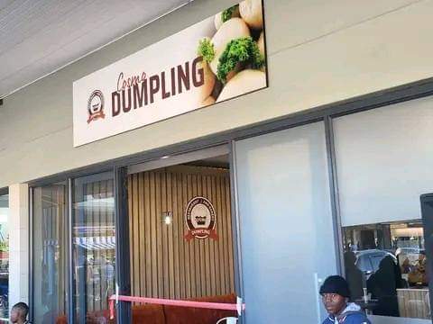 LeratoPillayZA's tweet photo. " She makes dumpling burgers 🙌🏽🙌🏽

Meet Petunia Thebe from Cosmo City township. She has recently opened a dumpling restaurant called COSMCOSMO DumplingspCOSMO Dumplingsome of the menu items include dumpling burger and dumpling muffins.

Blacks in Business ����🇦🖤 https://t.co/de4lWVyDJq