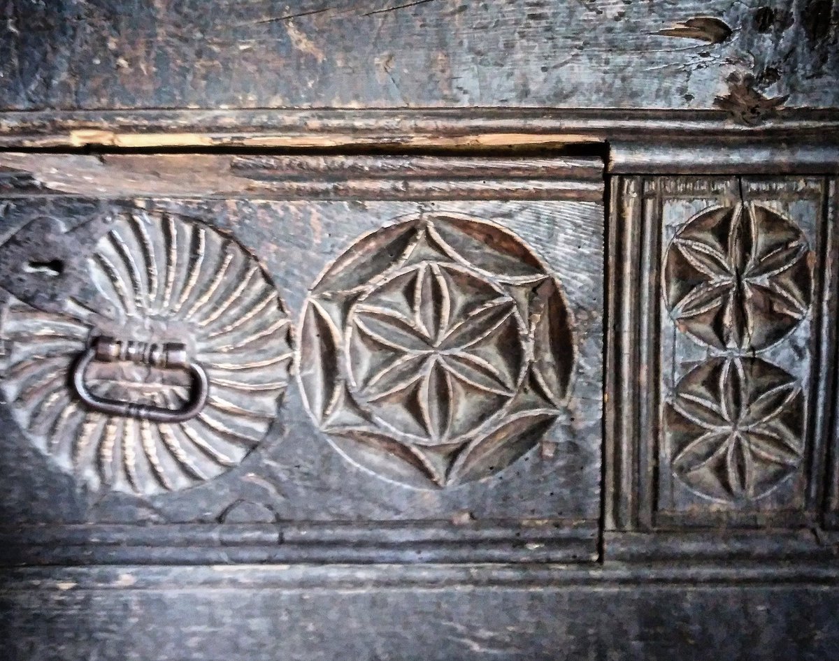 Els nostres símbols màgics, el nostres símbols més sagrats.  Rosetes sexfòlies, rosasses i rodes solars gravades a Sant Martí de la Cortinada,  Andorra.