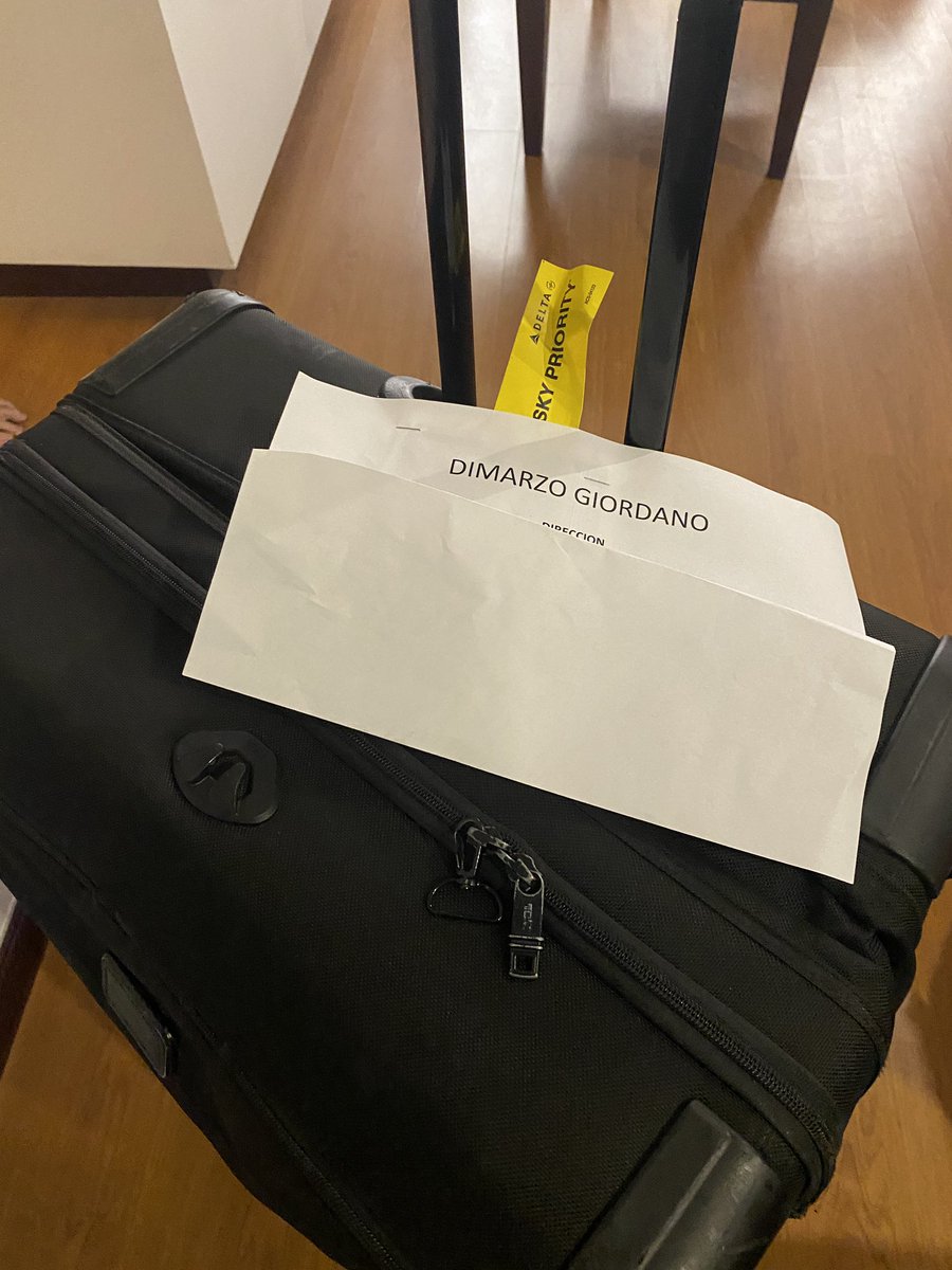 YordanoOficial's tweet photo. Aquí está la que me hizo pasar un desvelo.
La maleta!!!!
Las buenas acciones mantienen este mundo.
Solo puedo estar agradecido siempre con una persona que hizo el bien y siguió su camino. 
No dejo teléfono, ni nombre. 
Solo la satisfacción de ayudar sin esperar nada a cambio. #Maderafina
GRACIAS A TODOS!!!!🩵🎶🙏🏾