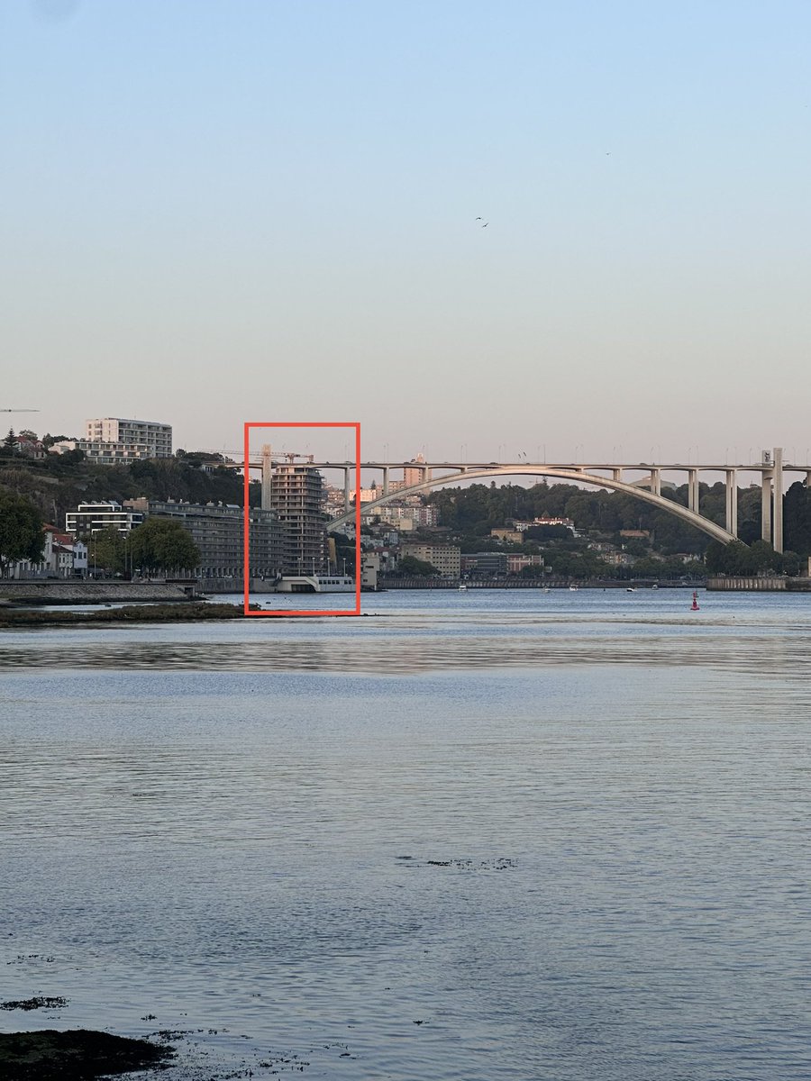 filipesampaios1's tweet photo. alguém compreende como em 2023 é permitida a  construção de um Edifício destes em Zona Especial de proteção da Ponte da Arrábida?
Tenham Vergonha!😤😤 https://t.co/vmRfUhT5IU