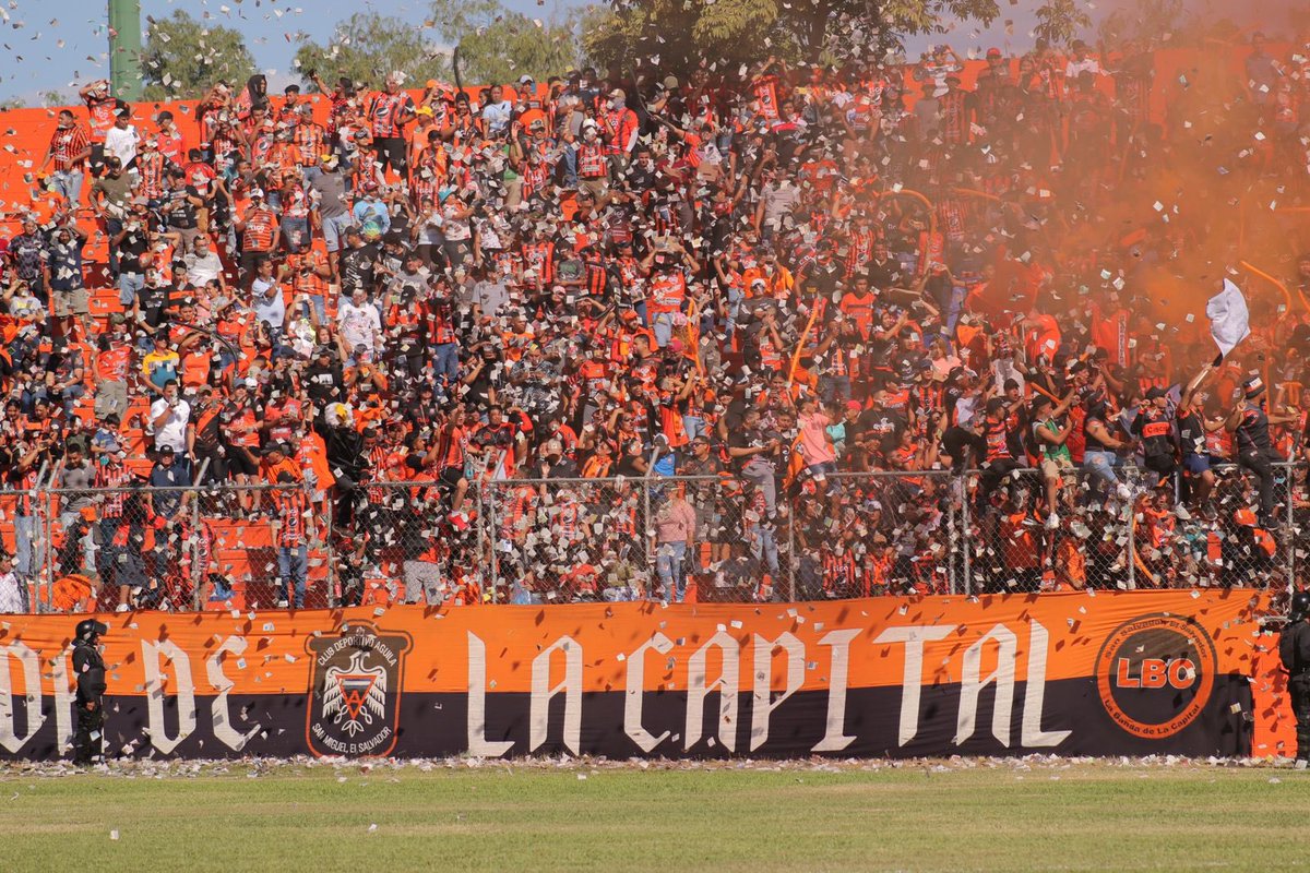 LABANDA_CAPITAL's tweet photo. La más fiel, la gloriosa Banda LBC⚫️🟠
La de fiesta y carnaval, la hinchada más popular 🦅🥁🎺 #LHMP https://t.co/uaWGgg46fs