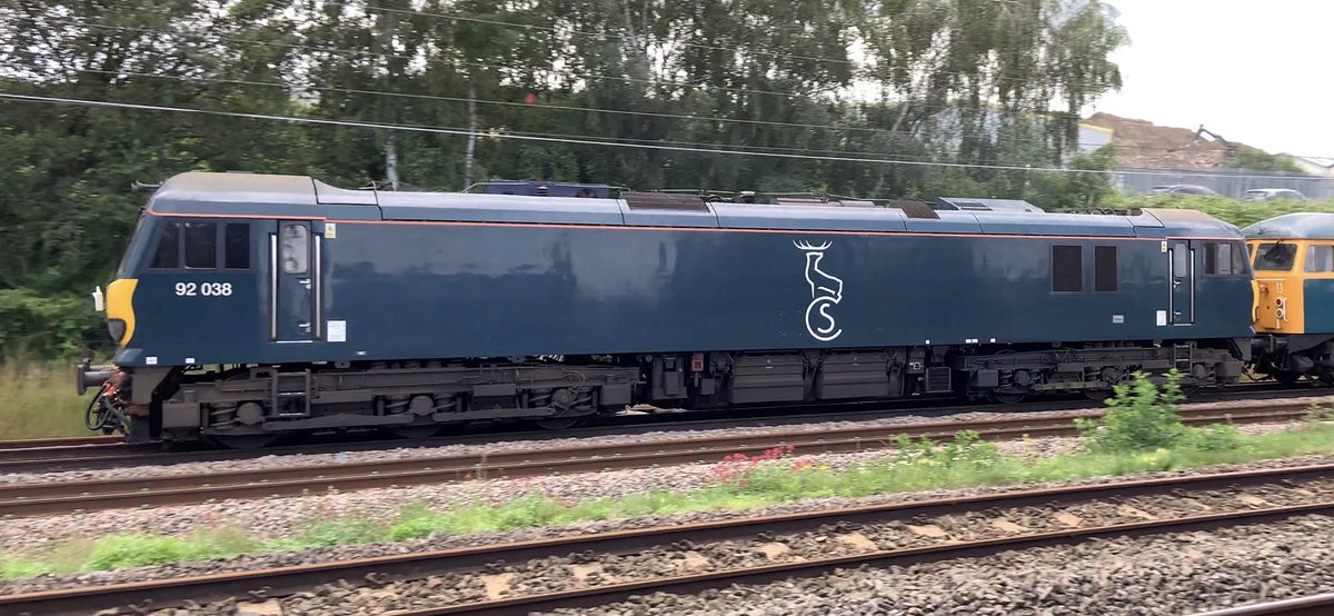 Richphillips50's tweet image. Yesterdays 0f95 sees 56081 hauling 92038 to  Loughborough past Kettering North. Nice bit of noise from the grid - thanks Darren for all the gen yesterday 👌#class56 #grid #class92 #mml