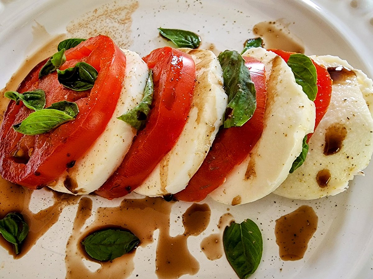 PersonandPlants's tweet photo. Caprese salad with garden tomatoes and basil. #yardtofork #yardtotable #growyourownfood #gardening https://t.co/PGqc2GMLms