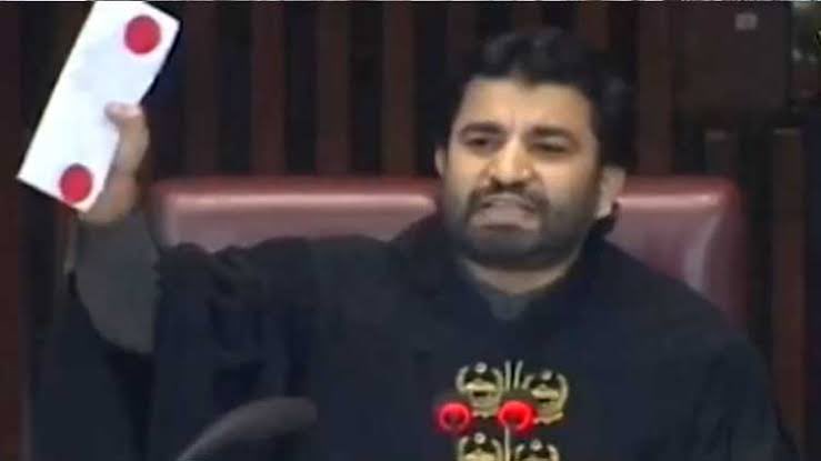 chsandhilaa's tweet photo. عمران خان نے ایف آئی اے کو بیان ریکارڈ کرایا کہ سائفر کبھی دفتر خارجہ سے با��ر ہی نہیں آیا، یہاں پر یوتھیوں کے لئے مقام فکر ہے کہ پھر اسمبلی کے اندر ریڈسیل شدہ سائفر نما لفافہ لہراکر بیوقوف بنایا گیا، کیا یوتھیے اپنے لیڈر سے سوال پوچھیں گے؟ https://t.co/MD6sQ60x3k