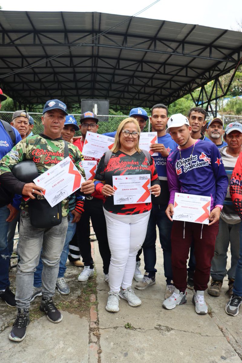 gestionperfecta's tweet photo. Con la comunidad de Macarao celebramos la entrega de los 22 bloques de Kennedy impermeabilizados y el cumpleaños de Caracas.

Agradezco a quienes participaron en este esfuerzo, entre ellos las Brigadas de las Soluciones del Poder Popular, Brissop.

#PlanDescontaminaciónDelLago https://t.co/Ox95ewaErG