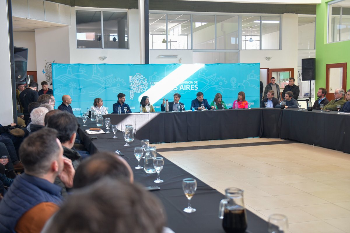Kicillofok's tweet photo. En nuestra visita a Chivilcoy, nos reunimos con empresarios y comerciantes locales para conversar sobre los diferentes problemas que afronta el sector productivo de la ciudad y encontrar soluciones que mejoren la realidad de los y las bonaerenses. https://t.co/Ns0uFf2FZ8