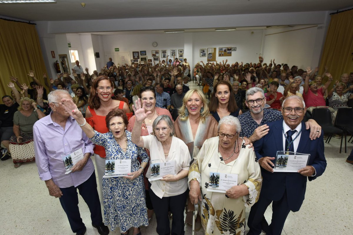 Torremolinos_On's tweet photo. 👵👴#Torremolinos ha celebrado hoy el 'Día de los abuelos' con un acto en el que se han homenajeado a cinco #mayores de los centros de convivencia y participación activa del municipio.

🎤La cantante, Tatiana Robles, ha puesto la nota musical y de animación a la jornada. https://t.co/YNfIqZnqmT