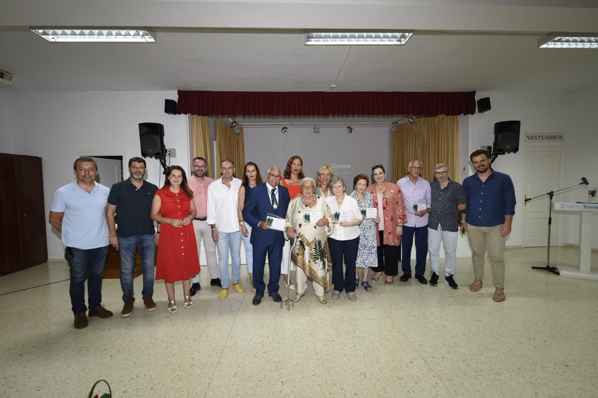 Torremolinos_On's tweet photo. 👵👴#Torremolinos ha celebrado hoy el 'Día de los abuelos' con un acto en el que se han homenajeado a cinco #mayores de los centros de convivencia y participación activa del municipio.

🎤La cantante, Tatiana Robles, ha puesto la nota musical y de animación a la jornada. https://t.co/YNfIqZnqmT