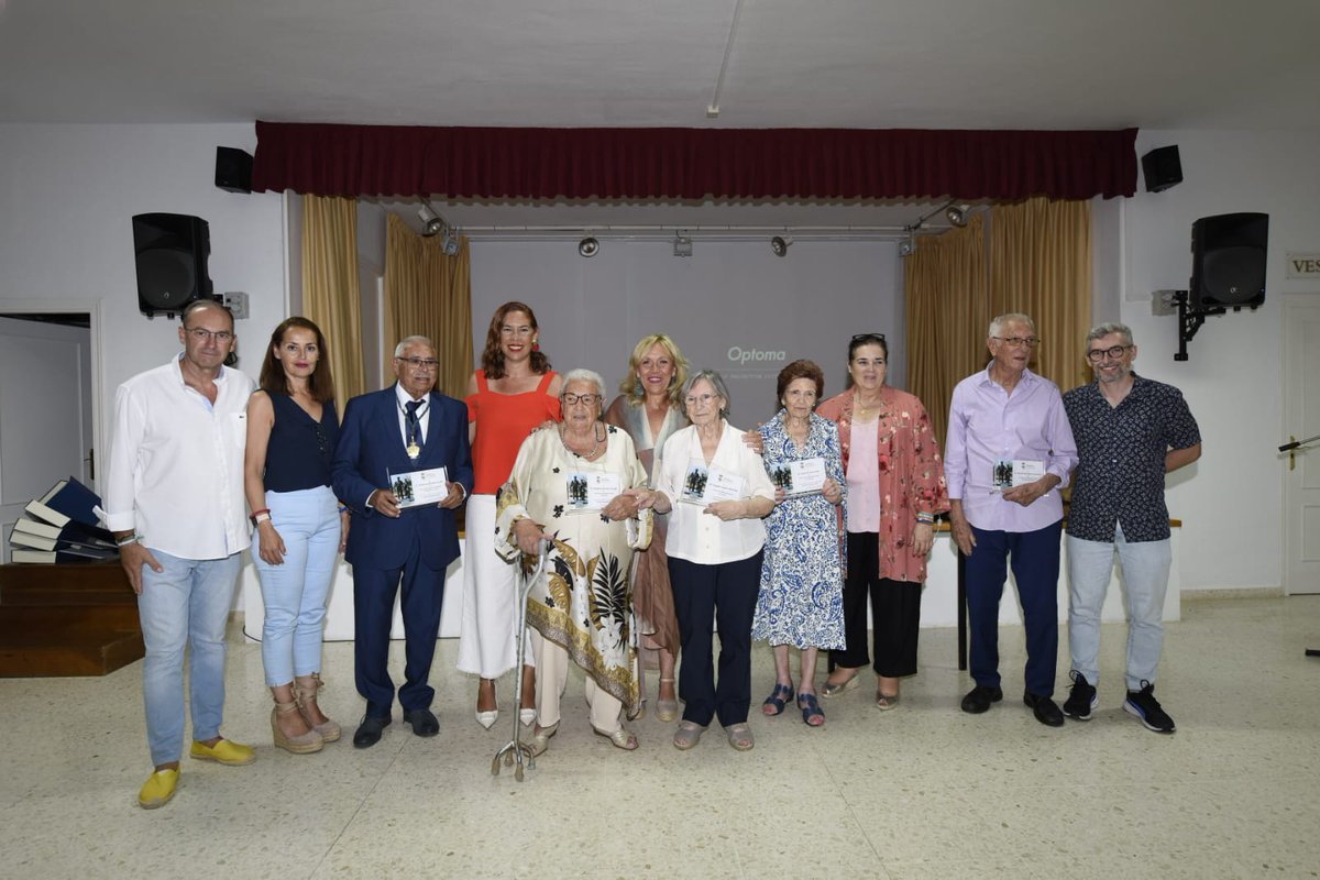Torremolinos_On's tweet photo. 👵👴#Torremolinos ha celebrado hoy el 'Día de los abuelos' con un acto en el que se han homenajeado a cinco #mayores de los centros de convivencia y participación activa del municipio.

🎤La cantante, Tatiana Robles, ha puesto la nota musical y de animación a la jornada. https://t.co/YNfIqZnqmT