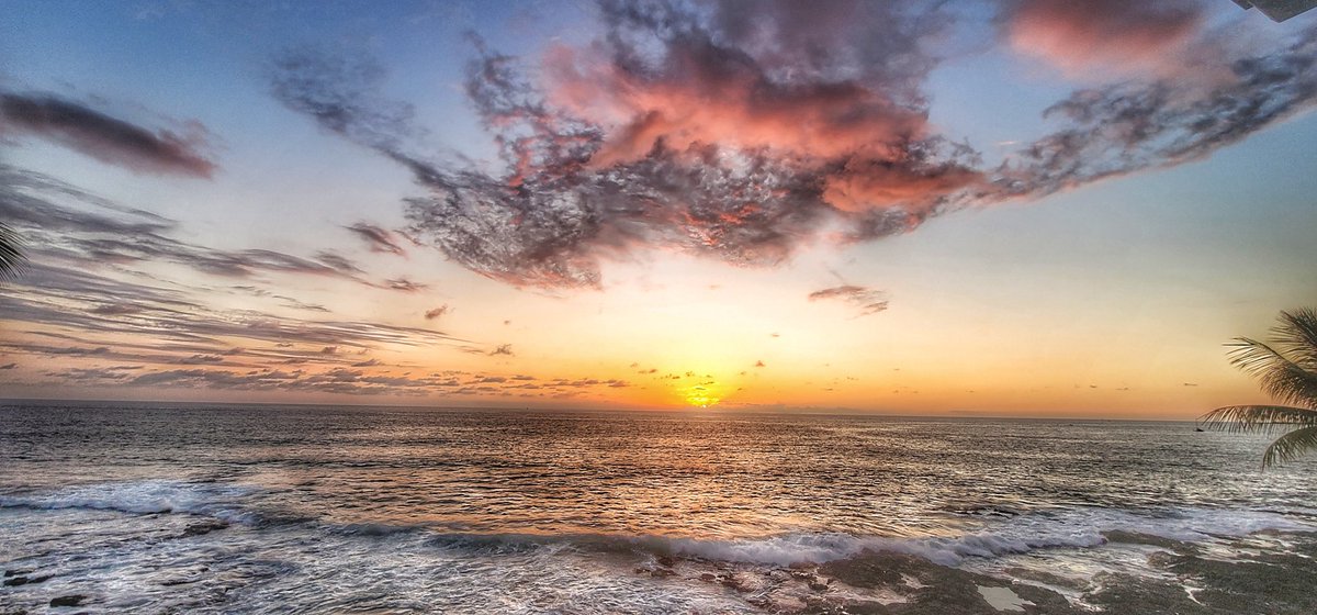 Can't get enough of these #sunsets in #Hawaii . #NaturePhotography #outdoors #beachlife