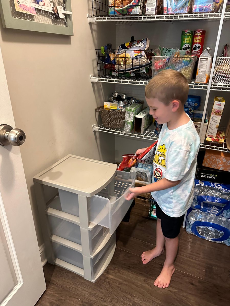 Sterilite_Corp's tweet image. Sometimes the best ideas come from little minds! This Brightroom 3 Drawer Cart is a great teaching lesson on cleaning up toys or organizing snacks! 🤩👏 @Target 
#sterilite #sterilitenation #lessmess #storageideas #organization
