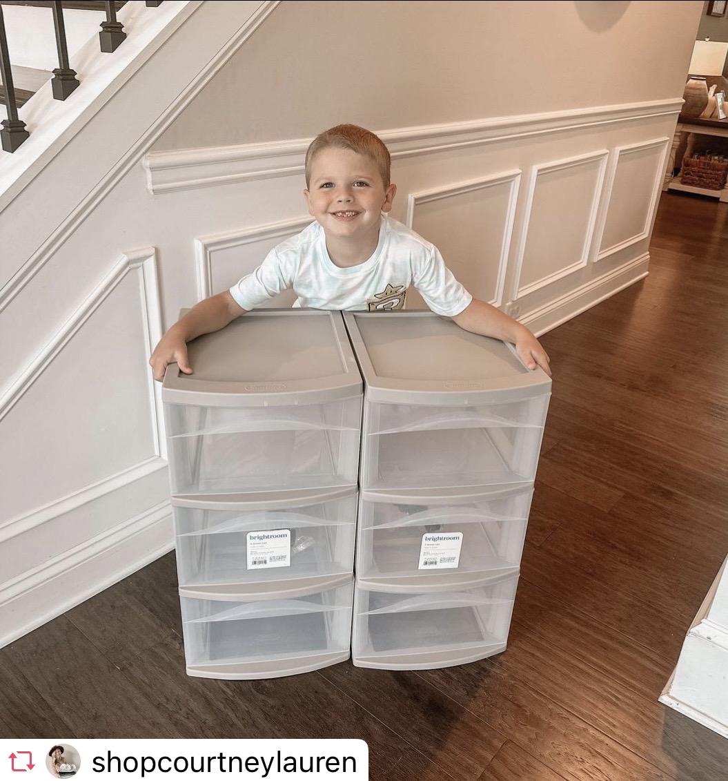 Sterilite_Corp's tweet image. Sometimes the best ideas come from little minds! This Brightroom 3 Drawer Cart is a great teaching lesson on cleaning up toys or organizing snacks! 🤩👏 @Target 
#sterilite #sterilitenation #lessmess #storageideas #organization