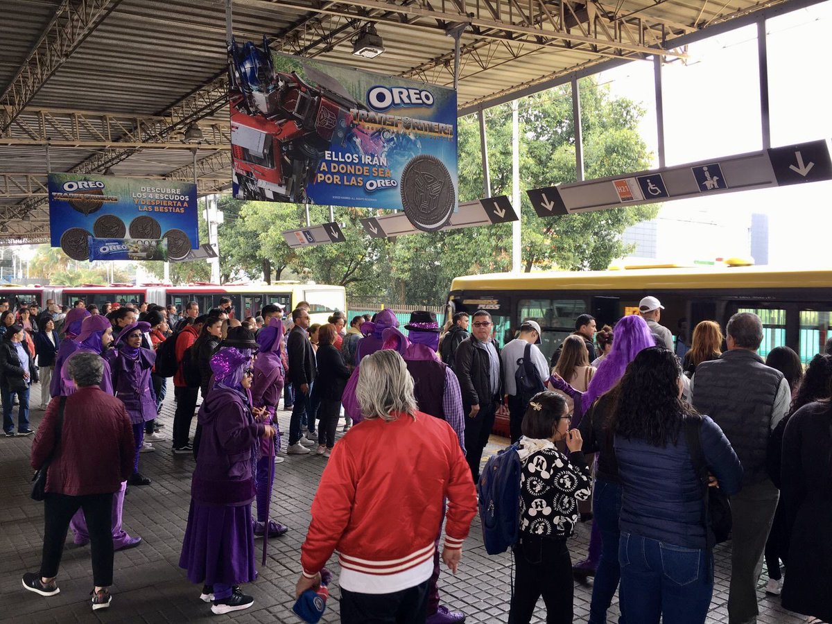 TransMilenio's tweet photo. De norte a sur, el #ComboVioleta recorre las estaciones y portales del Sistema para fortalecer la cultura ciudadana y promover el pago del pasaje con la comunidad usuaria 💪🏾 https://t.co/3P4PaueuKL
