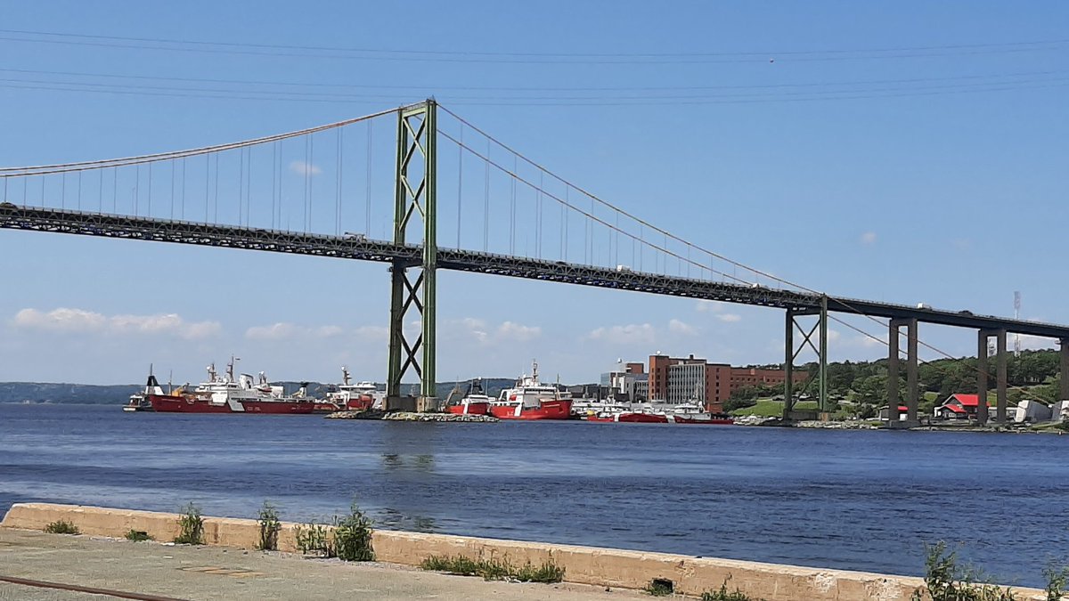 Here in #Halifax visiting BIO for the first time!
Learning all about marine macro #inverts and eating some yummy local seafood!