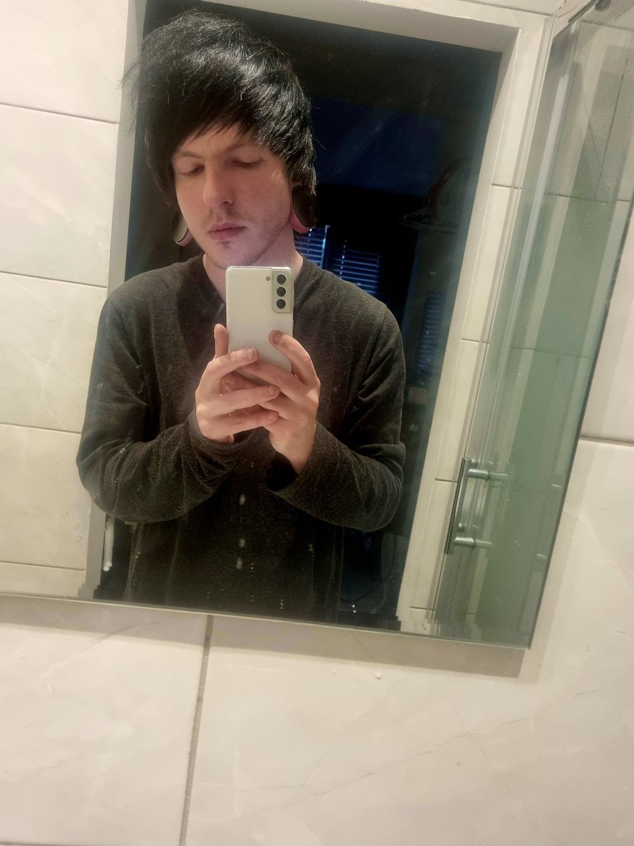 SuperSpongebob9's tweet photo. Loving having actual black hair again 😍 missed it so much after 10 years 🥹🥹 #Twitter #pic #emo #scene #dyedhair #selfie #summervibes #emohair #scenehair #emokid #scenekid #emoscene https://t.co/YPByDthECO