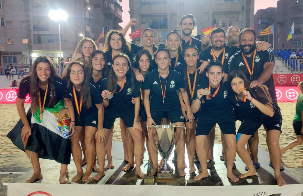 FedExFutbol's tweet photo. 🤤Da gusto verlo...

👏👏👏¡Enhorabuena Selección Extremeña Sub-19 Femenina de #FútbolPlaya, 🥇CAMPEONA DE ESPAÑA!

✨¡¡¡SOIS UNA PASADAAAA!!!✨

#Extremadura💚🤍🖤
#JugamosEnEquipo https://t.co/4CJryduVeY