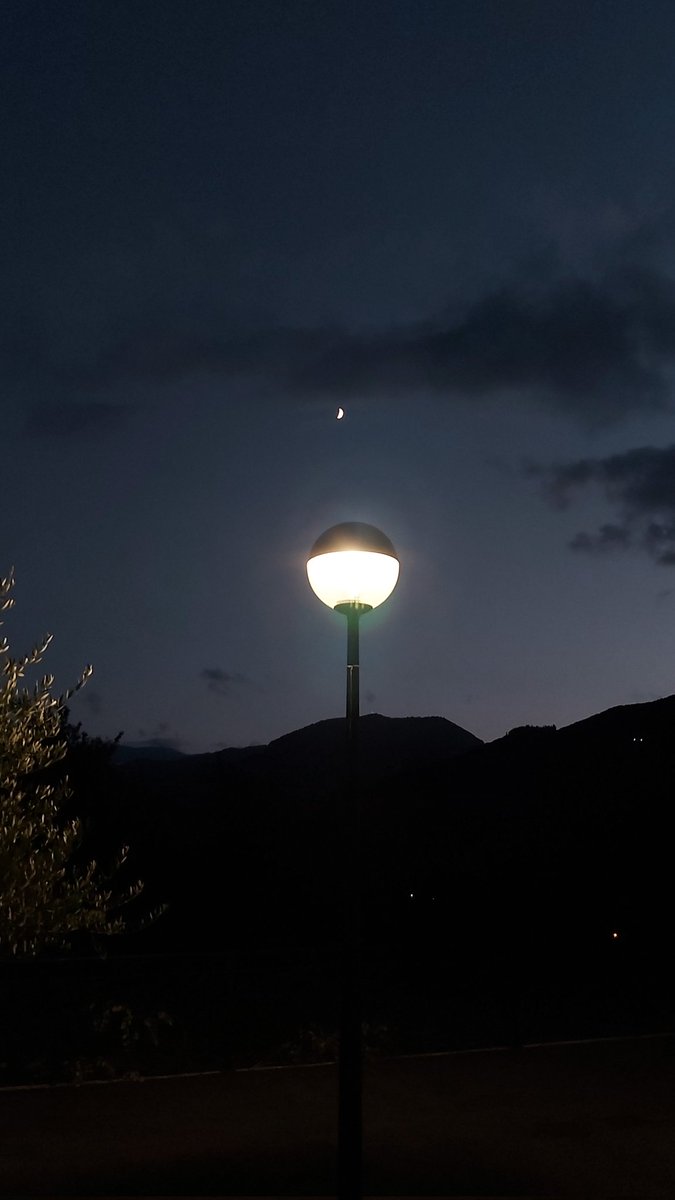 Apez140's tweet photo. Muy Feliz Seas nuestra muy Querida @currelator, con tu sempiterna #Farola jugando a #Contraluces nocturnos con la Creciente Luna Inma y yo te Deseamos Concha.
Alegría y las cosas más hermosas llenen para ti y los tuyos este verano que transcurre.
Abrazos y Besos miles...🧚♂️😎 https://t.co/st1Sv3ZCTC