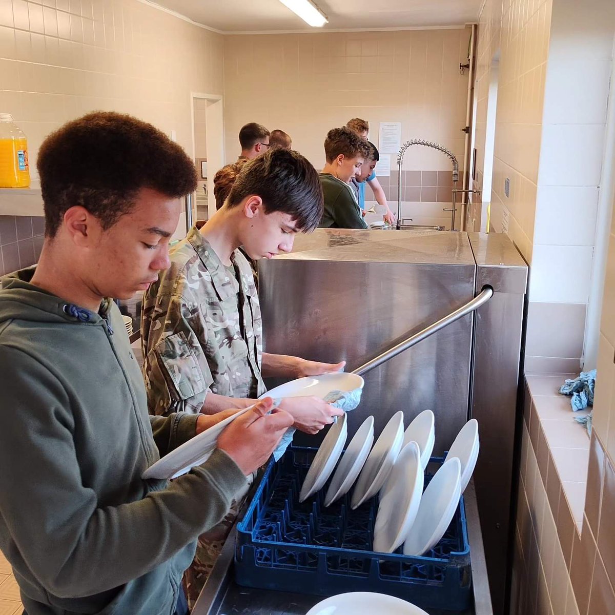 1116ATC's tweet photo. Isle of Wight washing up team! @1116ATC @2499ATC @1996AirCadets https://t.co/32vVNi0PUM