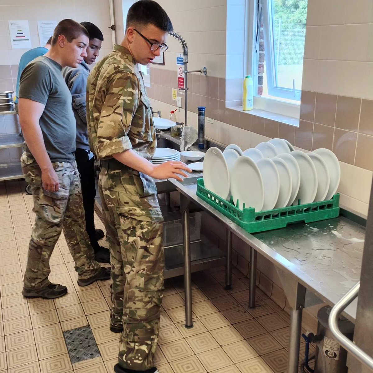 1116ATC's tweet photo. Isle of Wight washing up team! @1116ATC @2499ATC @1996AirCadets https://t.co/32vVNi0PUM