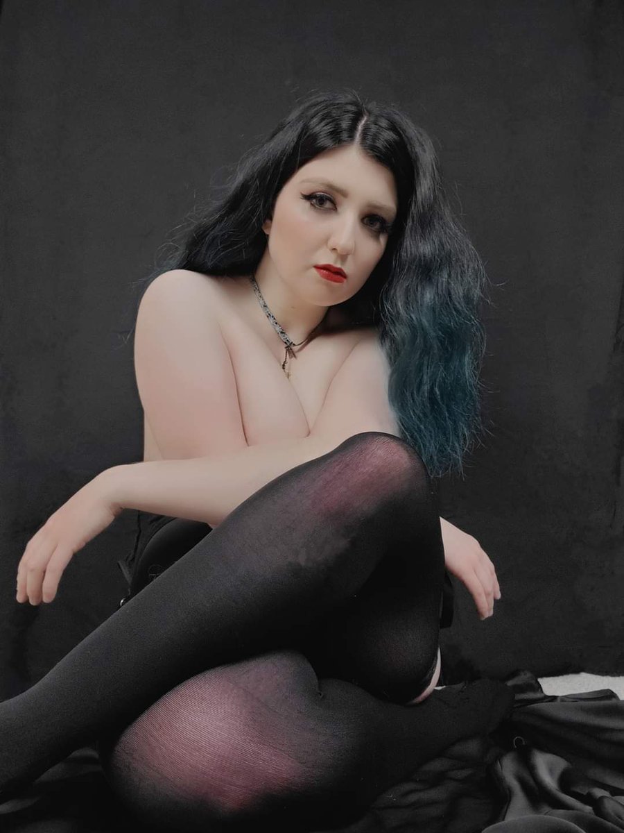 OpheliaCyber's tweet photo. This photo is really deeply personal to me. I'm no artist but this is one of the best self-shot photos I have ever taken https://t.co/MZRyHg4Bdx