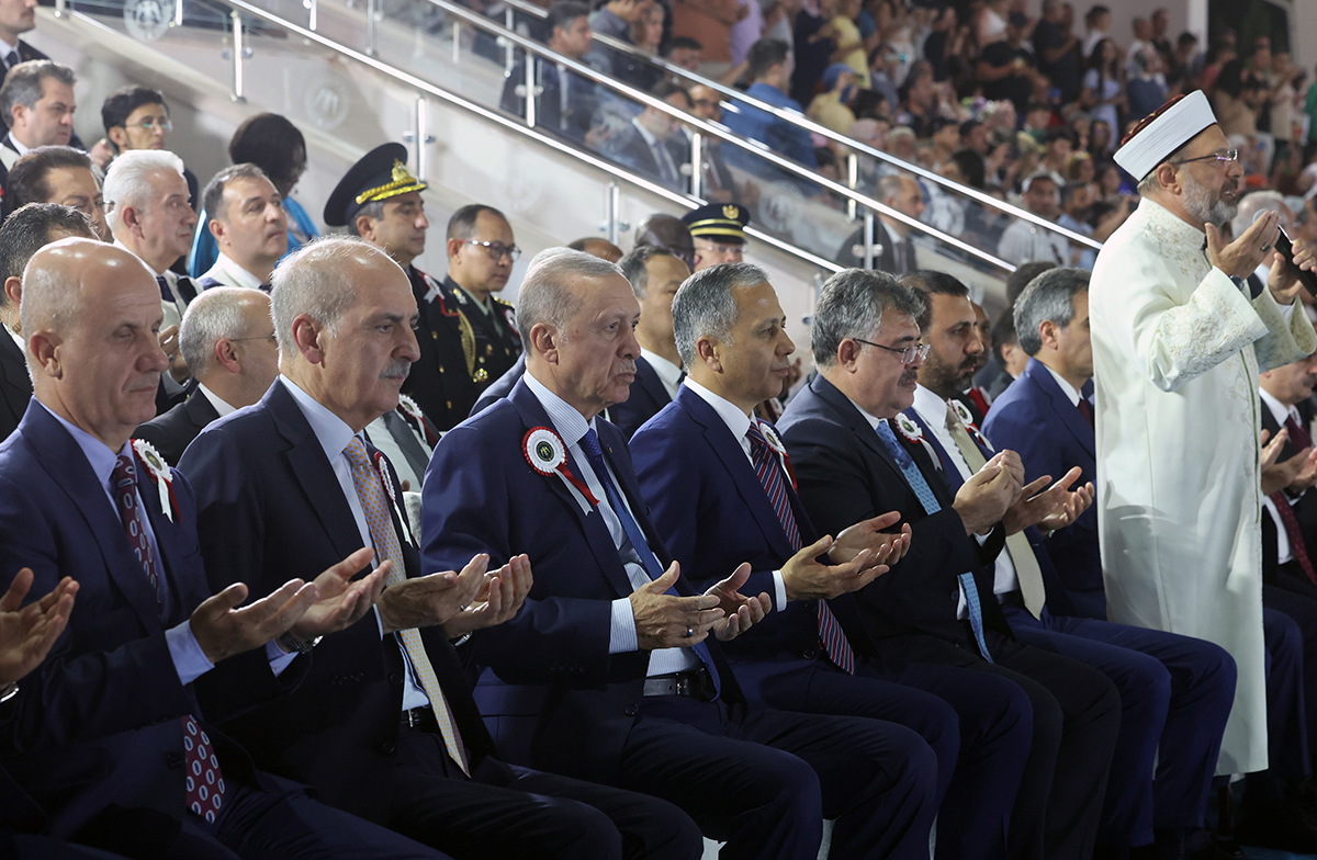 Cumhurbaşkanı Recep Tayyip Erdoğan, Gölbaşı Polis Akademisi’nde Polis Meslek Yüksekokulları Mezuniyet Töreni’ne katıldı. Diyanet İşleri Başkanı Prof. Dr. Ali Erbaş da törende dua etti. <a href="/DIBAliErbas/">Prof. Dr. Ali Erbaş</a> 
diyanet.gov.tr/tr-TR/Kurumsal…