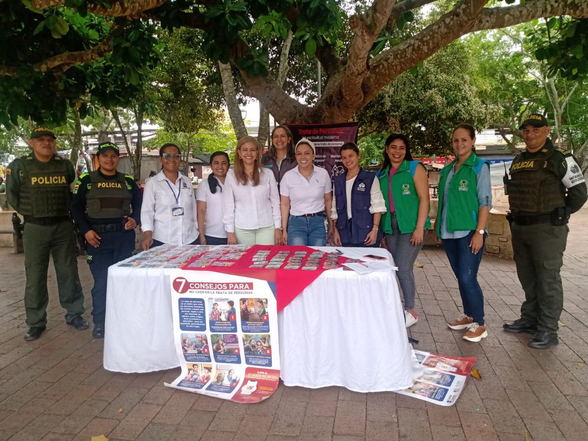 SucrePolicia's tweet photo. ⛓️En el Parque Santander de la capital sucreña el grupo de @ProteccionPonal infancia y adolescencia con la Campaña Recuperando Sueños👩‍👧‍👦 en coordinación con instituciones públicas  conmemoraron  el "Día Internacional Contra la Trata de Personas" con actividades de conciencia. https://t.co/XgvwetXB3m