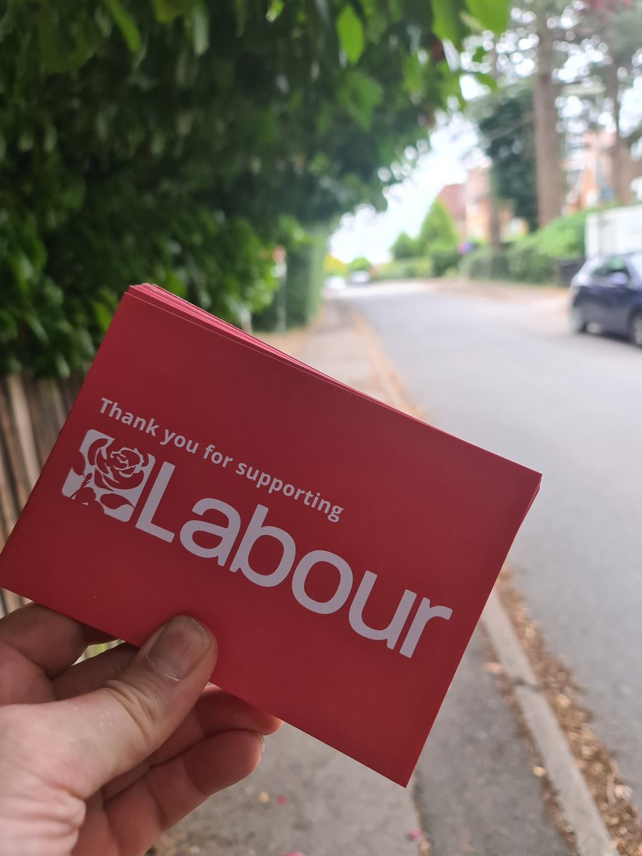 meet_mark22's tweet photo. @ReigateLabour out and about in #wraycommon . Not quite the soggysocialist but there was drizzle, so just a little damp. Bumped into some really nice people on my wander. Good to get fresh air after an early finish at work today. #changeishere #notatorysafeseat https://t.co/BU9fad49l0