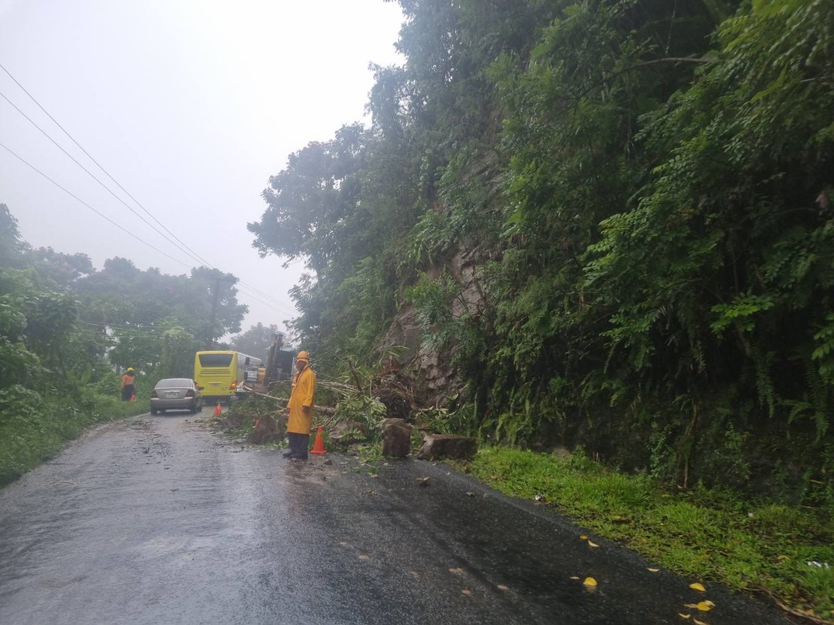 FijiRoads's tweet photo. ⚠️ Landslide at Wailoku. 

FRA contractor has mobilised to site. Please be extremely cautious. https://t.co/cP0L8wq5y8