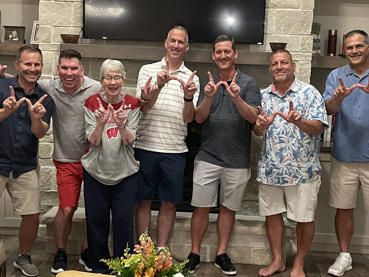 CoachPhilLongo's tweet photo. 🟥⬜️  Another great dinner evening at the house with some wonderful people. All supporting the University of Wisconsin Football Program!!!  #GreatCompany #BadgerNation #LFEra #FiletOscar https://t.co/NZJdsS26qU