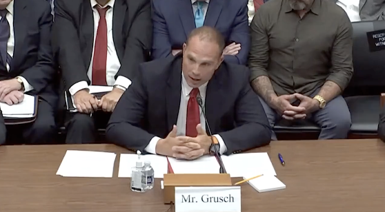 porktendencia's tweet photo. "Aliens": 
Porque David Grusch, antiguo oficial de inteligencia de EUA, declaró que su gobierno se encuentra en posesión de restos biológicos no humanos de OVNIs. https://t.co/xsArwotwBB