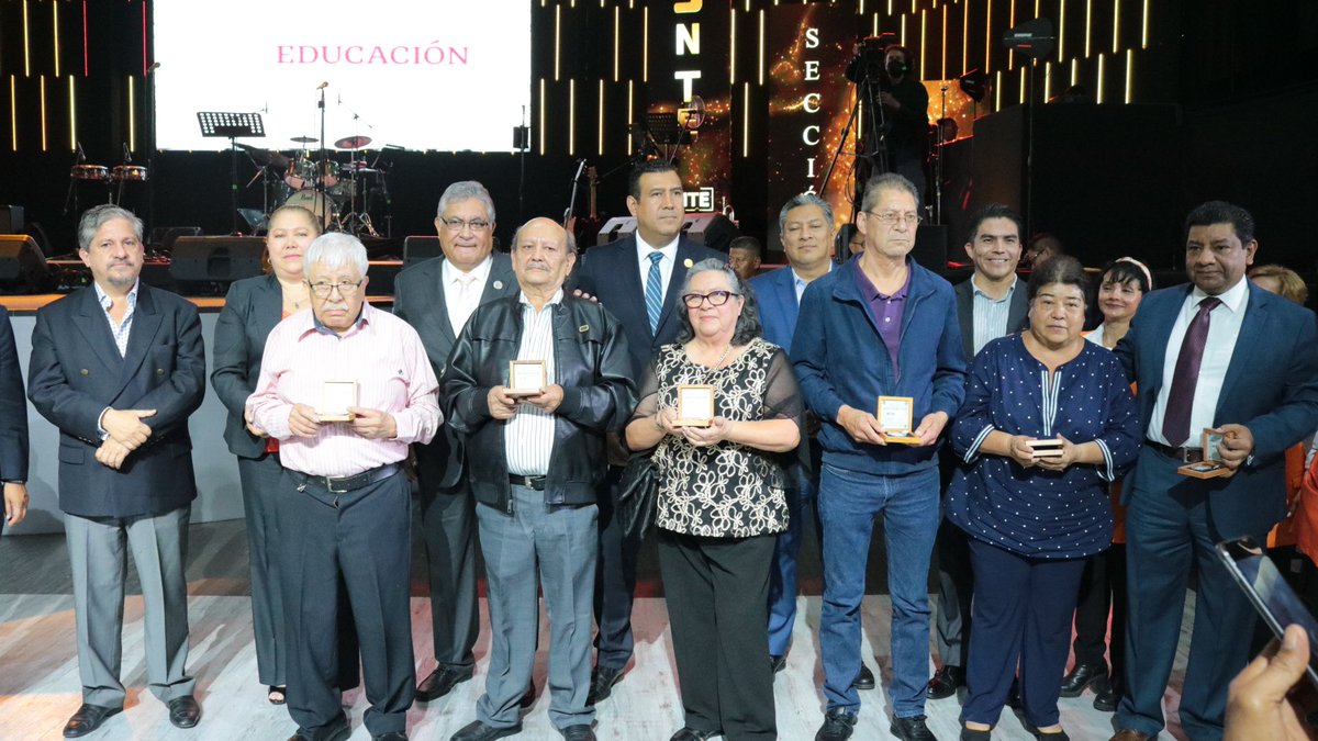 secc11cdmx's tweet photo. El Secretario General del SNTE, Maestro Alfonso Cepeda Salas y nuestro Secretario General de la Sección 11 del SNTE; Profesor Emilio Ortíz Amaro junto con autoridades de la Secretaría de Educación Pública entregaron el Premio por Antigüedad y Estímulo por años de servicio. https://t.co/RYx0TncLxs