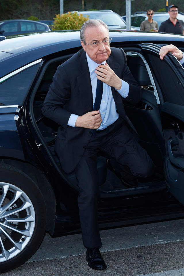 Algún día se estudiará en las Universidades cómo Kylian Mbappé se la jugó a Florentino Pérez y al año siguiente el Tito Flo consiguió ficharlo sin mover un maldito dedo obligando a Kylian a hacer todo el trabajo.

PADRENTINO PÉREZ.