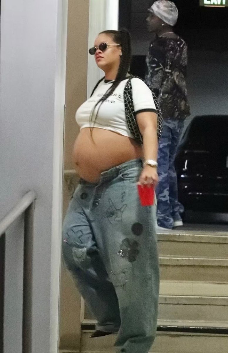 PopBase's tweet image. Rihanna spotted in Beverly Hills.