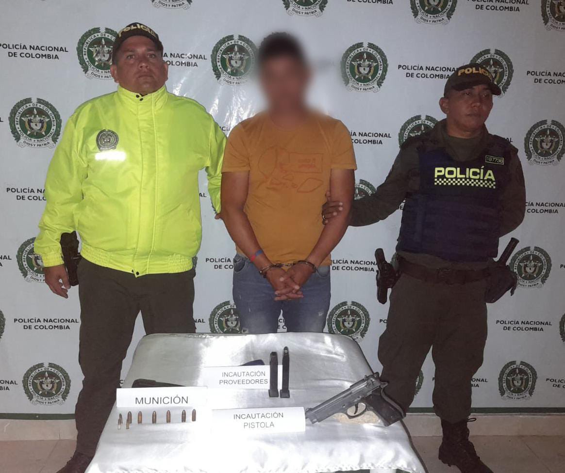 SucrePolicia's tweet photo. En #ToluViejo fue capturado un hombre de 26 años, a quien se le incautó un arma de fuego y munición. Motivo por el cual fue dejado ante la autoridad competente por el delito de tráfico y porte de armas de fuego.  #DiosYPatria #SeguridadEnElTerritorio https://t.co/VX964CEN0b