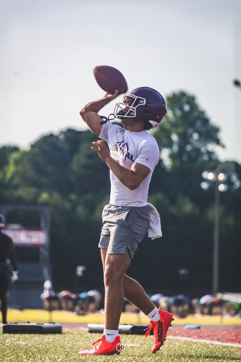 Central HC <a href="/CoachUBrown/">Umbrah Brown</a> named Freshman JR Harris <a href="/JRobHarris2/">JR Harris 2027 QB</a> the starting QB in an interview with the Times Georgian: "J.R. Harris will take the helm. He has been polished, accurate, and fluid within the offense this summer,'
📸 via: @permtheshooter