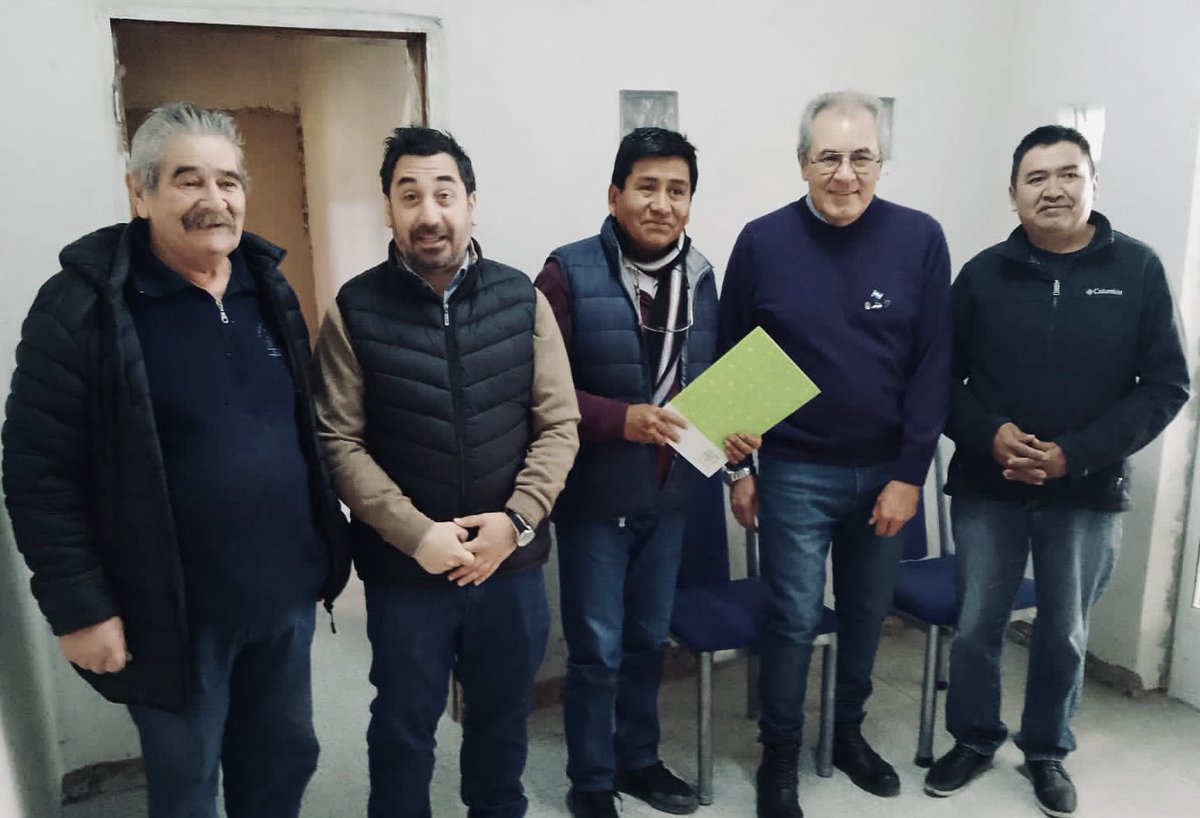 tatoferrari's tweet photo. En #Mainque y #VillaRegina entregamos personerías jurídicas a organizaciones sociales, y escrituras a más familias rionegrinas.
Un trabajo mancomunado con los intendentes que permite seguir ampliando derechos.
Gracias por recibirnos! 💚 https://t.co/eWcVOwfDkF