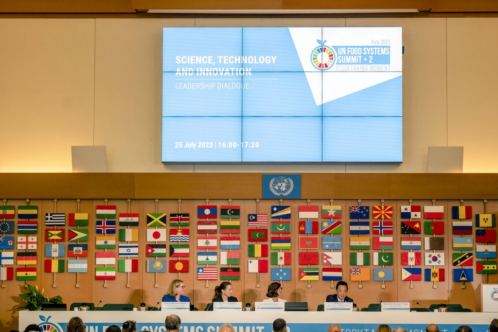 mariammalmheiri's tweet image. خلال مشاركتي الأخيرة في قمة #UNFSS2023 ، انضممت إلى حوار القادة حول العلوم والتكنولوجيا والابتكار، حيث سلطت الضوء على نجاح جهود دولة #الإمارات في تحقيق فوائد متعددة للناس أجمع من خلال تطبيق استراتيجيات أنظمة الأغذية الوطنية والإقليمية والعالمية.

 تحتل الإمارات موقعا متقدما في…