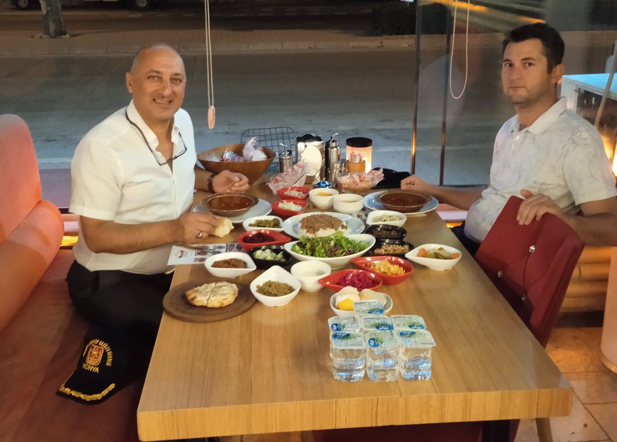 Konya  ilimize gelir gelmez Gün Boyu <a href="/MemurOgrtmnEcir/">MemurÖğretmenEcirSert</a> kardeşimle biraraya geldik

Bütün Gününü Şahsıma Ayıran #memuröğretmenler'in sorunlarını dahaçok yakından öğrenmeme vesile olan

Akşam Yemeği için <a href="/MemurOgrtmnEcir/">MemurÖğretmenEcirSert</a> kardeşime ,dostuma Yakın ilgi ve alakasından dolayı tşk ederim